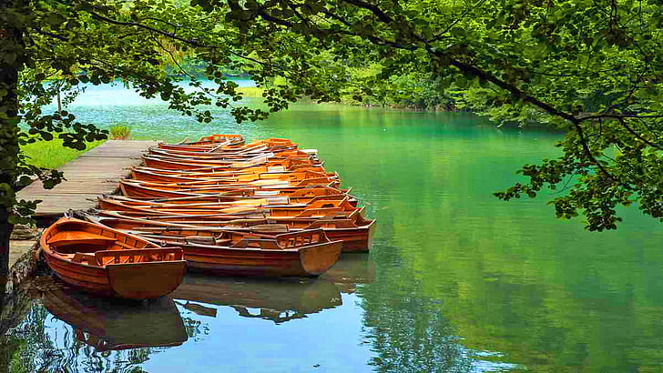 Barcos no parque nacional dos lagos Plitvice, Croácia, HD papel de parede