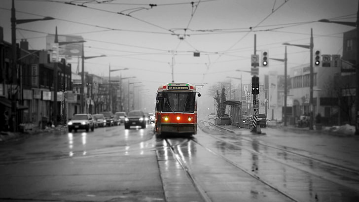 червен и черен градски трамвай, градски пейзаж, трамвай, селективно оцветяване, дъжд, Торонто, трафик, Канада, TTC, HD тапет