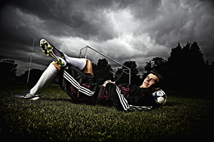 Gareth Bale, Real Madrid, tumbado, hierba, sonrisa, camiseta de fútbol de manga larga en blanco y negro para hombres, gareth bale, real madrid, tumbado, hierba, sonrisa, Fondo de pantalla HD
