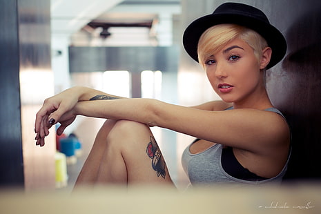 Frauen graues Tanktop, kurze Haare, Michele Maglio, Tattoo, Giorgia Soleri, HD-Hintergrundbild HD wallpaper