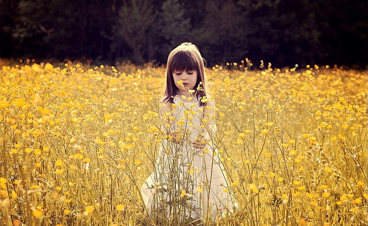 Niño lindo en un campo de flores, vestido blanco de niña, lindo, naturaleza, niña, paisaje, amarillo, paisaje, flores, escena, campo, niño, Fondo de pantalla HD