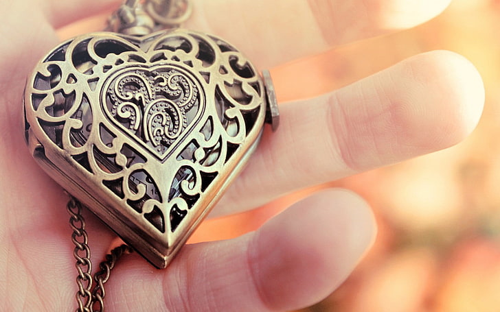 Perhiasan liontin jantung Close-Up, liontin berwarna emas berbentuk hati, Cinta,, hati, liontin, Wallpaper HD