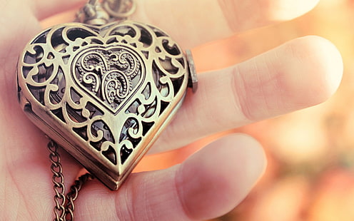 Wisiorek serce Biżuteria Close-Up, złoty medalion w kształcie serca, miłość, serce, wisiorek, Tapety HD HD wallpaper