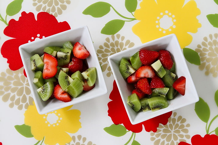 strawberry and kiwi fruits, fruit salad, kiwi, strawberries, plates, HD wallpaper