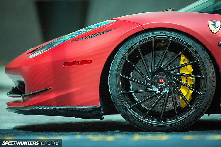 auto sportiva rossa Ferrari su strada superiore nera, Ferrari, auto, macchine rosse, Sfondo HD