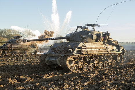 szary czołg wojenny, pole, bitwa, brud, czołg, M4 Sherman, Fury, „Fury”, Tapety HD HD wallpaper
