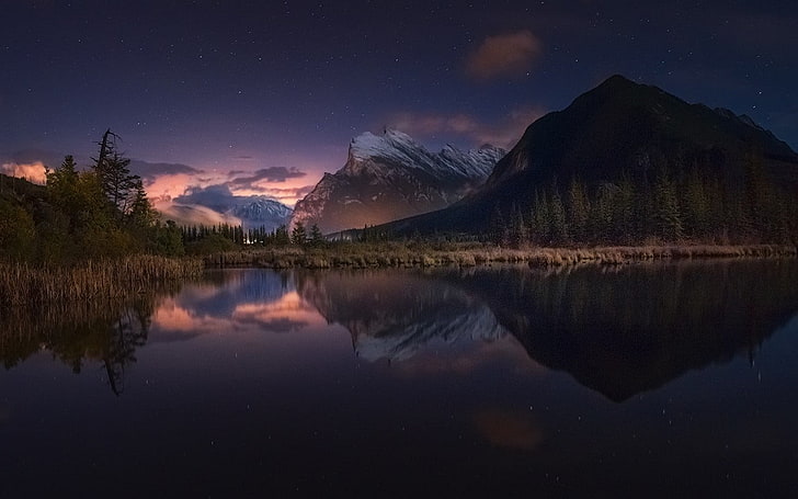 río cerca de la foto de la montaña, naturaleza, paisaje, noche estrellada, lago, montañas, reflexión, bosque, pico nevado, Parque Nacional Banff, Canadá, arbustos, agua, calma, Fondo de pantalla HD