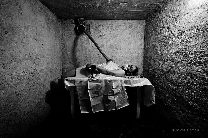 gri tonlamalı fotoğraf yatakta yatan adam, Michal Homola, korku, tek renkli, 500 piksel, cerrahi, HD masaüstü duvar kağıdı