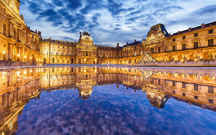 Edificio de hormigón marrón y negro, ciudad, Louvre, París, Francia, Fondo de pantalla HD