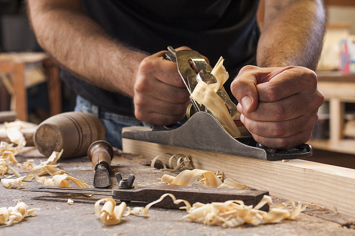 grauer hölzerner Hobel, Holz, Hände, Werkzeuge, Holzbearbeitung, Arbeitskraft, HD-Hintergrundbild