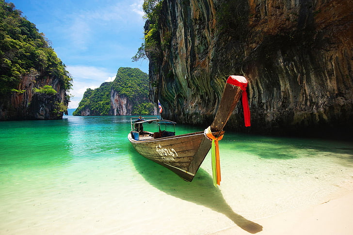 коричневая деревянная лодка, песок, море, пляж, пейзаж, скалы, лодка, Таиланд, Пхукет, HD обои