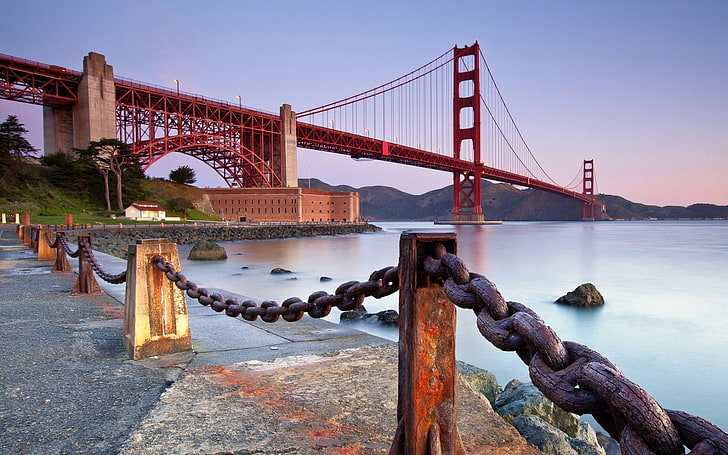 низкий угол фото моста Золотые ворота, Сан-Франциско, мост Золотые ворота, мост, архитектура, цепи, море, вода, ржавчина, HD обои