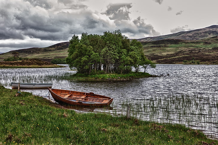 коричневая деревянная лодка, лодки, река, деревья, трава, облака, HD обои