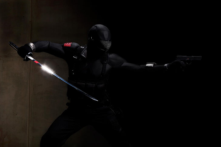 osoba w czarnym garniturze trzymająca miecz i pistolet tapeta, pistolet, czarny, miecz, ninza, Tapety HD