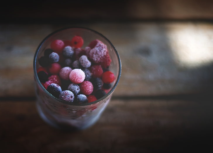black and red berries in clear drinking glass close-up photography, blueberries, raspberries, berries, frozen, HD wallpaper