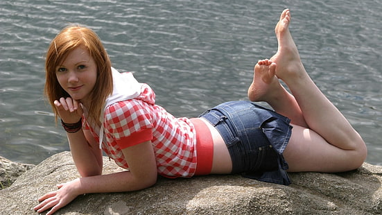 nogi kobiety rude stopy modelki nastolatki spódniczki na zewnątrz boso palce stopy leżenie bluzy podeszwy nogi w Ludzie Modelki Kobieta Sztuka HD, kobiety, nogi, Tapety HD HD wallpaper