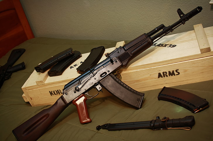 Черно-коричневая штурмовая винтовка с журналами, оружием, автоматом, автоматом Калашникова, штыком, болгаркой АК-74, HD обои