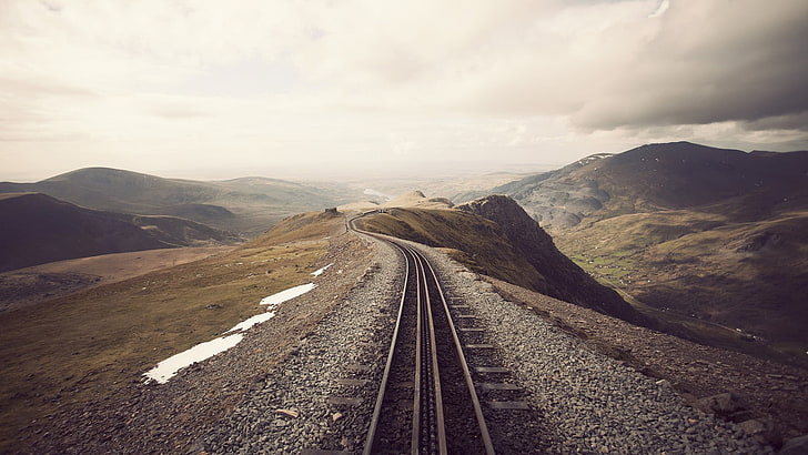pistas de tren de metal gris, montañas, tren, ferrocarril, Snowdon, vía férrea, paisaje, sepia, beige, niebla, nieve, Fondo de pantalla HD