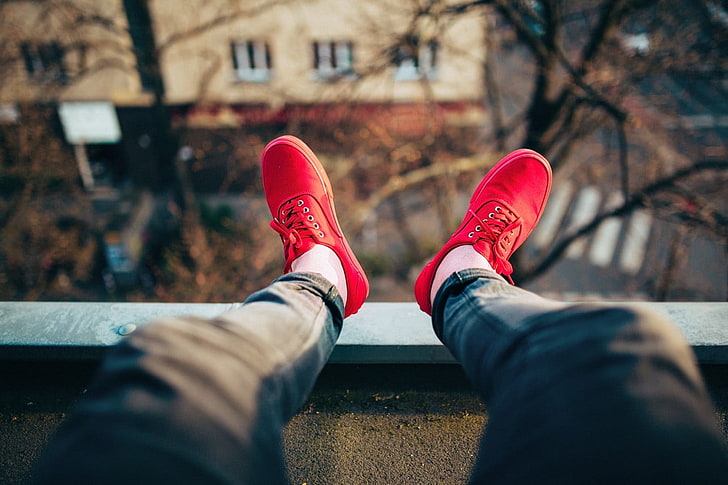 rote Schnürschuhe, rote Schuhe, Beine, Schärfentiefe, Dächer, Dächer, rot, Schuhe, Jeans, HD-Hintergrundbild