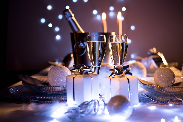 deux verres à vin clairs, vacances, champagne, nourriture, cadeaux, Noël, Fond d'écran HD