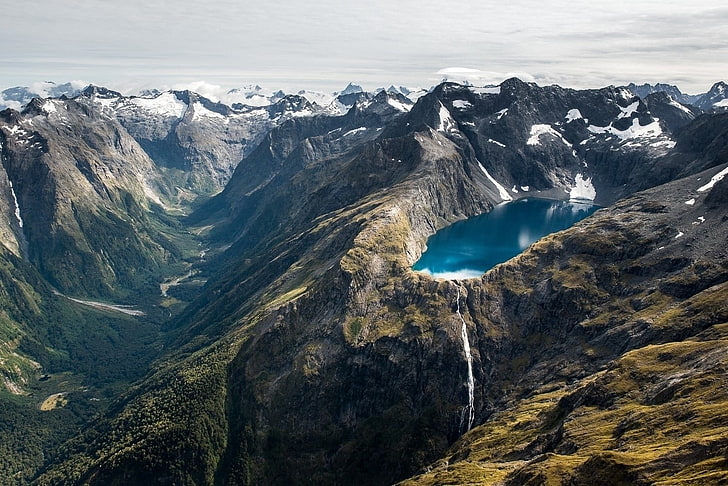 braune Landformation mit See, See, Wasserfall, Fluss, Bergen, Schnee, Landschaft, HD-Hintergrundbild