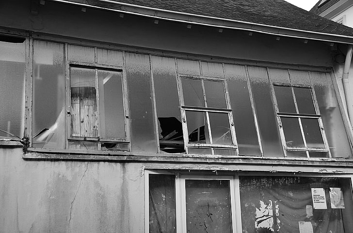 casss carreaux, maison abandonne, maison ancienne, noir et blanc, vitres, HD тапет