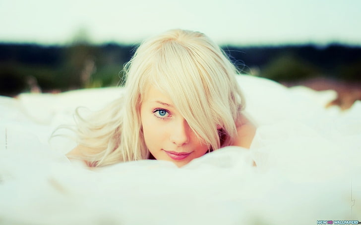 жена, лежаща върху бял текстил, жени, блондинка, сини очи, лице, усмихната, модел, HD тапет