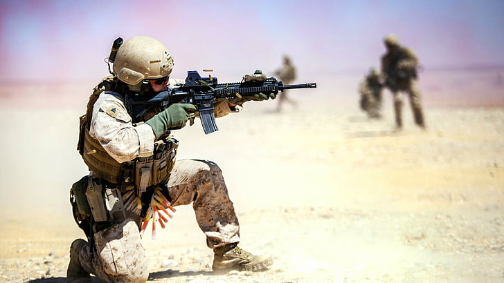 Солдат держит черную штурмовую винтовку на корточках, M4, карабин, штурмовая винтовка, армия США, солдат, иракцы, пустыня, стрельба, HD обои