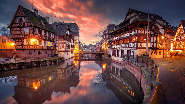 vita betonghus, arkitektur, byggnad, stad, stadsbild, Strasbourg, Frankrike, gammal byggnad, hus, ljus, solnedgång, moln, kväll, reflektion, flod, gata, bro, HD tapet
