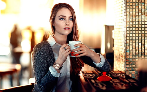 الفتاة تشرب كوب الشاي ، الفتاة ، الشراب ، الكوب ، الشاي، خلفية HD HD wallpaper