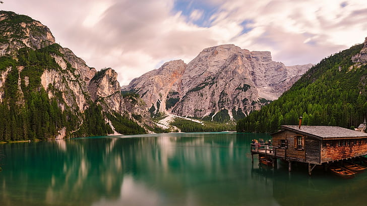 Dolomiterna, Alperna, Italien, vita och gröna berg, Italien, berg, båt, Alperna, sjön, Dolomiterna, Dolomiterna, båtstation, HD tapet