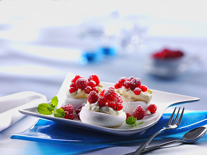 белая керамическая тарелка, малина, еда, сливки, десерт, сладкое, мята, красная смородина, малина, красная смородина, HD обои