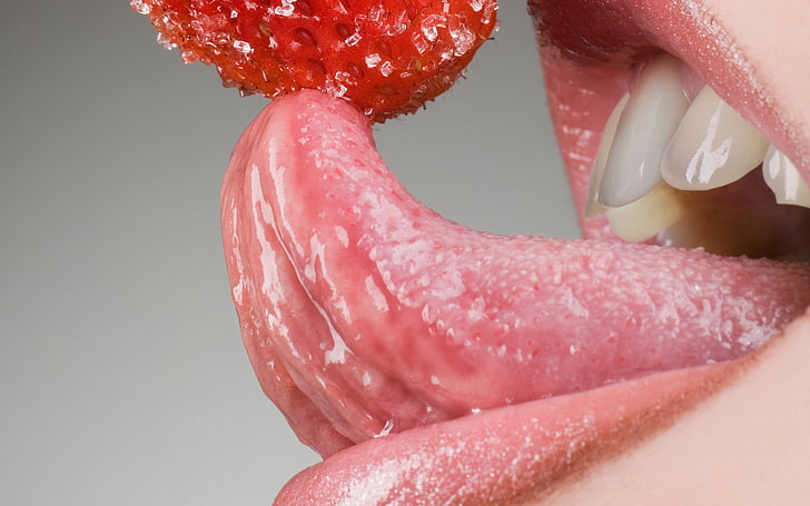 lengua de la persona, baya, fresa, boca, lengua, dientes, dulce, Fondo de pantalla HD