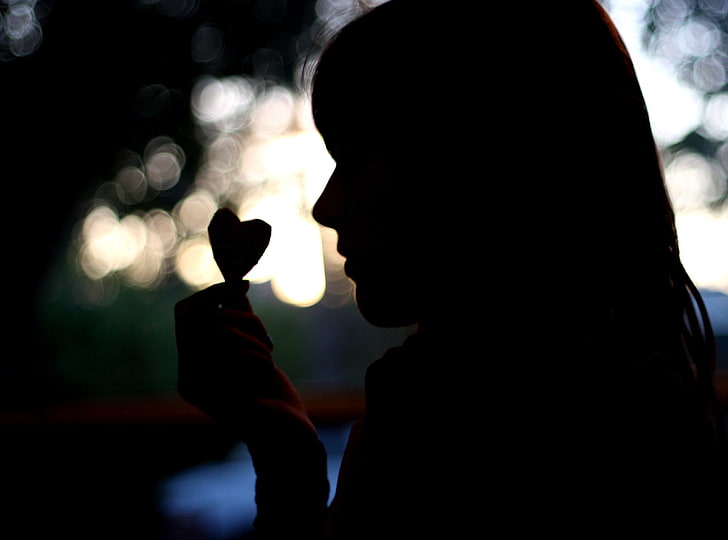 Silhouette de jeune fille, femme tenant la silhouette de découpe en forme de coeur, amour, fille, silhouette, Fond d'écran HD
