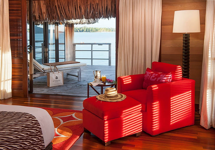 À l'intérieur du bungalow sur l'eau Bora Bora, fauteuil de bain rouge et blanc et pouf, île, atoll, tropical, lagon, bungalow sur la plage, bungalow sur l'eau, récif, Tahiti, plage, océan, sable, Fond d'écran HD