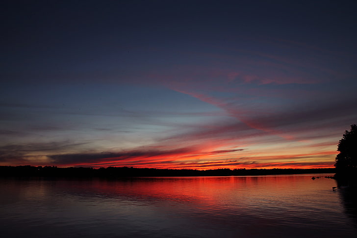 zbiornik wodny pod niebieskim i czerwonym pochmurnym niebem, zachód słońca, jezioro, przyroda, Szwecja, krajobraz, Tapety HD