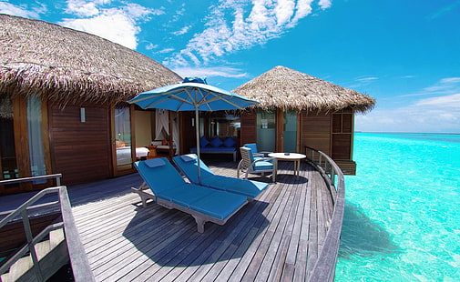 Water Bungalows In Maldives Resort, två blå solstolar, Resor, öar, utväg, ö, paradis, bungalows, vattenbungalows, Maldiverna, HD tapet HD wallpaper