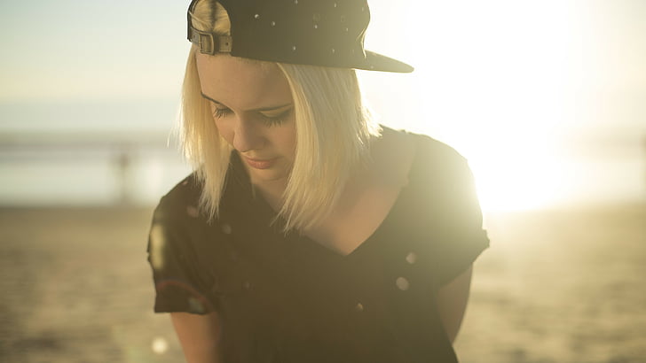 woman in v-neck shirt with black snapback cap, Bea Miller, Top music artist and bands, singer, blonde, HD wallpaper