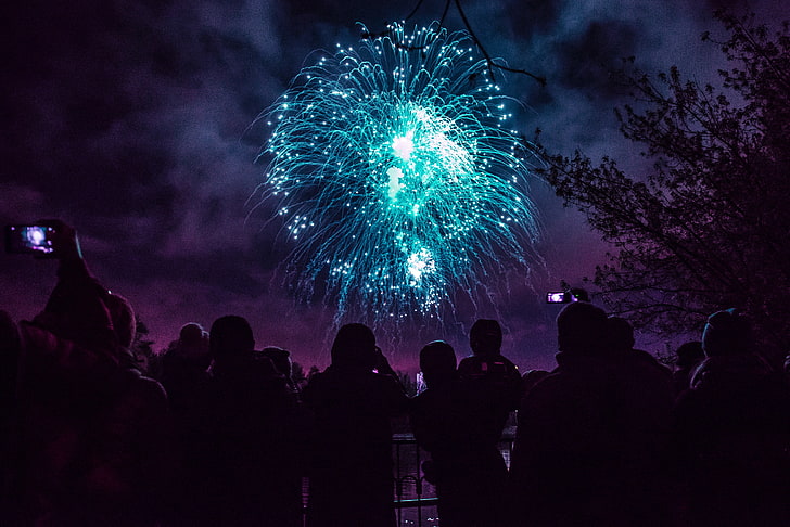 grünes Feuerwerk, Gruß, Feiertag, Feuerwerk, HD-Hintergrundbild