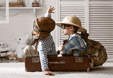 valigia di legno marrone, bambini, gioco, giocattoli, cappello, occhiali, valigia, zaino, orsi, ragazzi, piloti, Sfondo HD HD wallpaper