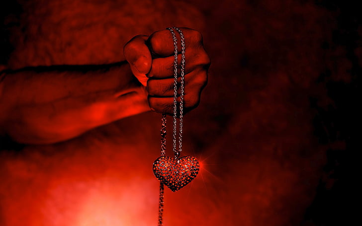 человек держит сердце кулон ожерелье, любовь сердца, кулон, HD, HD обои