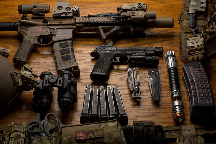 коричневая штурмовая винтовка, пистолет, нож, фонарик, бинокль, арсенал, боеприпасы, штурмовая винтовка, HD обои