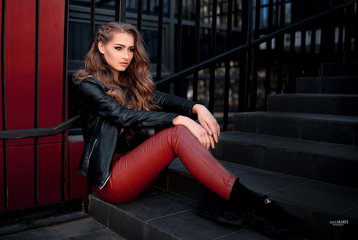 Aleksandra Taranova, mulheres, retrato, mulheres ao ar livre, calças, jaquetas de couro, sentado, calças vermelhas, alex marti, pernas juntas, jaquetas pretas, cabelos ondulados, HD papel de parede