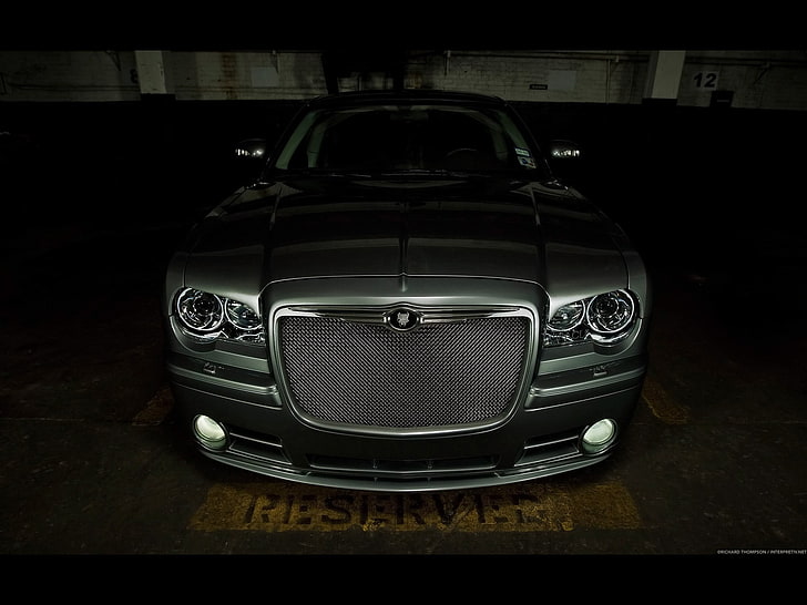 сив Chrysler 300C, светлина, решетка, гараж, HD тапет