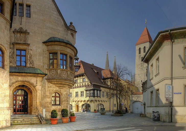 beiges 2-stöckiges Betonhaus, städtisch, Deutschland, Regensburg, HD-Hintergrundbild