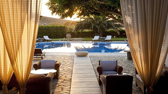 brązowe zasłony, dom, basen, palmy, ogród, fotel, Tapety HD HD wallpaper