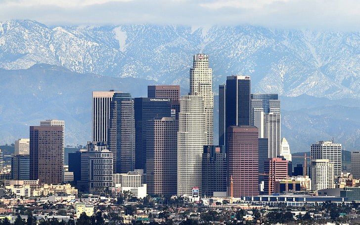 المباني الشاهقة ذات اللونين الرمادي والبني ، لوس أنجلوس ، المدينة ، مناظر المدينة ، الجبال ، المناطق الحضرية، خلفية HD