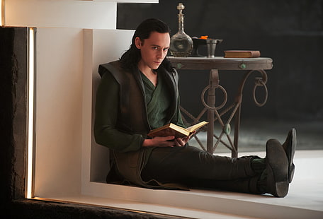Bestaunen Sie Thor Dark World Loki Film noch, schauen Sie, Schauspieler, Buch, männlich, Thor, Loki, Tom Hiddleston, Thor 2, Die dunkle Welt, Das Königreich der Dunkelheit, HD-Hintergrundbild HD wallpaper
