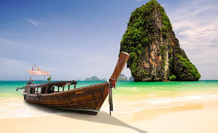 タイ、水域、アジア、タイの山の近くの茶色のボート、 HDデスクトップの壁紙