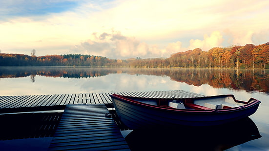brun båt, vit och röd roddbåt bredvid träbrygga under dagtid, landskap, höst, sjö, båt, natur, reflektion, moln, pir, vatten, HD tapet HD wallpaper
